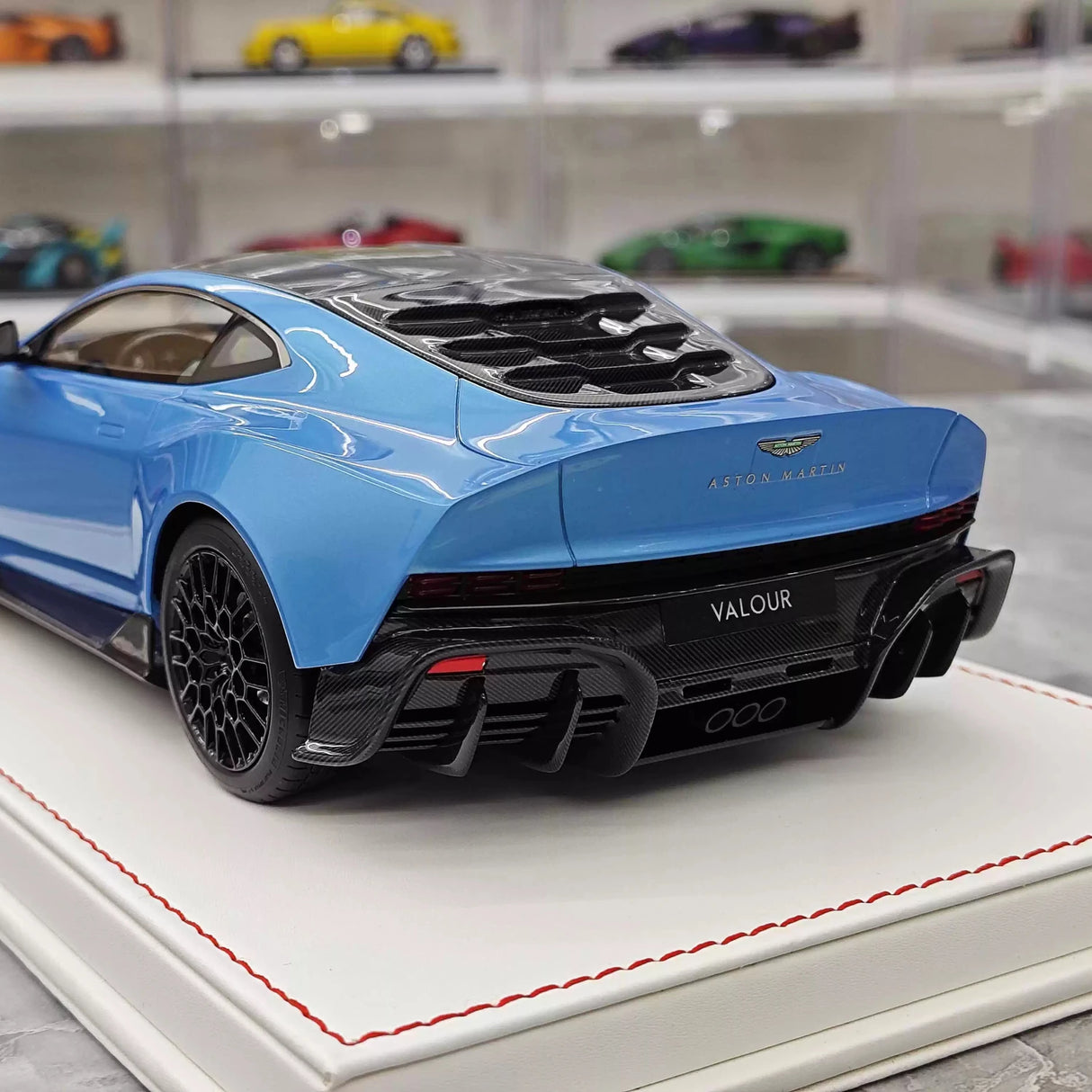 Runner Aston Martin 2023 Valour Blue 1:18 – Sammelobjekt-Resin-Modellharz