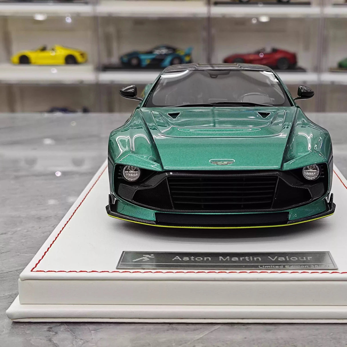 Runner Aston Martin 2023 Valour Green 1:18 – Collectible Resin Model Resin