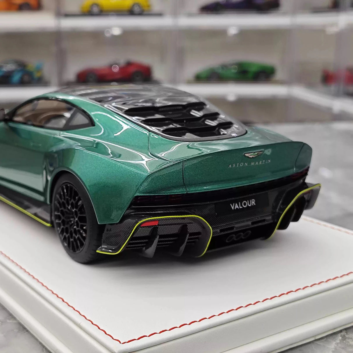 Runner Aston Martin 2023 Valour Green 1:18 – Collectible Resin Model Resin