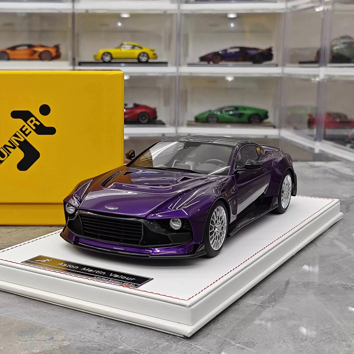 Runner Aston Martin 2023 Valour Purple 1:18 – Collectible Resin Model Resin