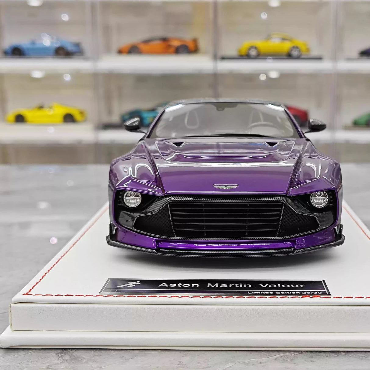 Runner Aston Martin 2023 Valour Purple 1:18 – Collectible Resin Model Resin