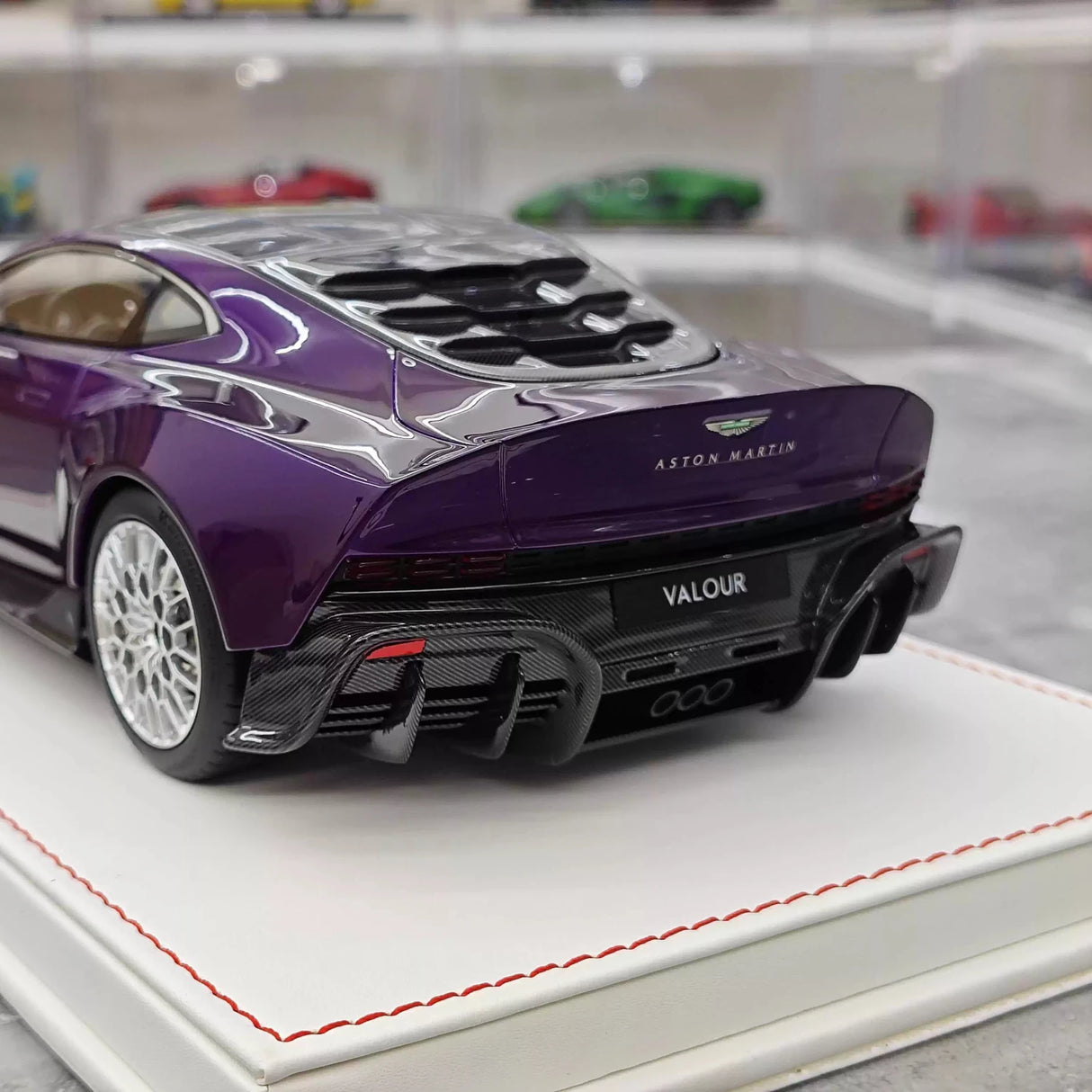 Runner Aston Martin 2023 Valour Purple 1:18 – Collectible Resin Model Resin