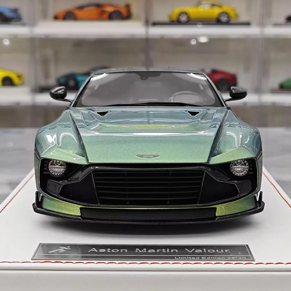 Runner Aston Martin 2023 Valour Gold 1:18 – Collectible Resin Model Resin