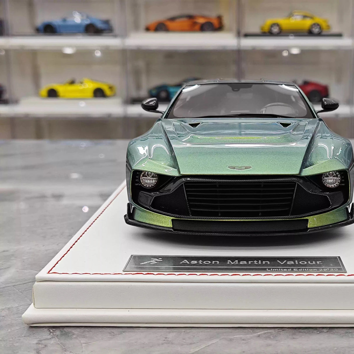 Runner Aston Martin 2023 Valour Gold 1:18 – Collectible Resin Model Resin