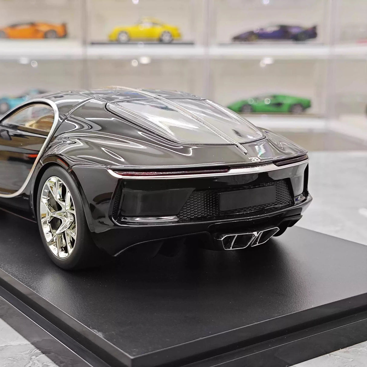Top Speed Bugatti 2024 Atlantic Black 1:18 – keräilyhartsimallihartsi