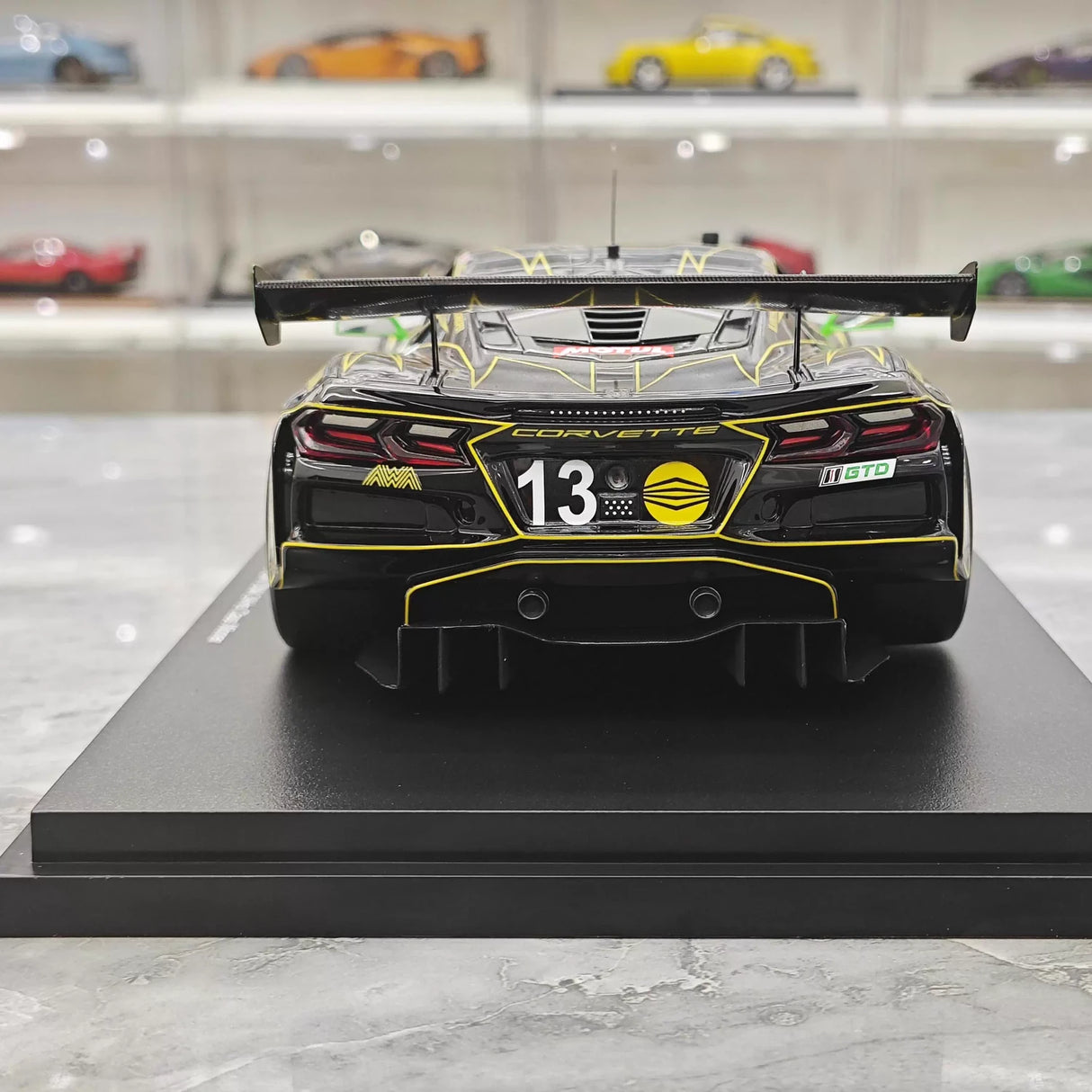 Chevrolet 2024 Corvette Z06 GT3.R #13 1:18 Harz-Sammlermodell von Top Speed – Ansicht 7