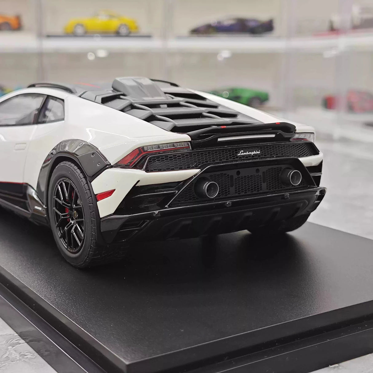 Top Speed Lamborghini 2021 Huracan STO White 1:18 – Collectible Resin Model Resin
