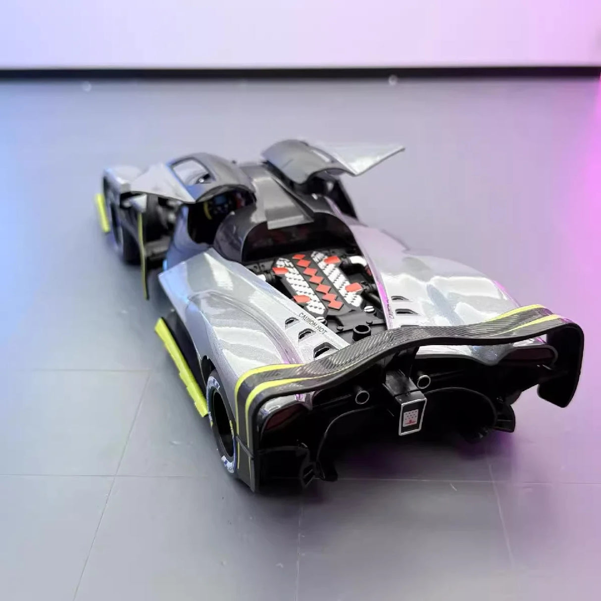 Aston Martin 2024 Valkyrie 1:24 – Modelo de exhibición de fundición a presión