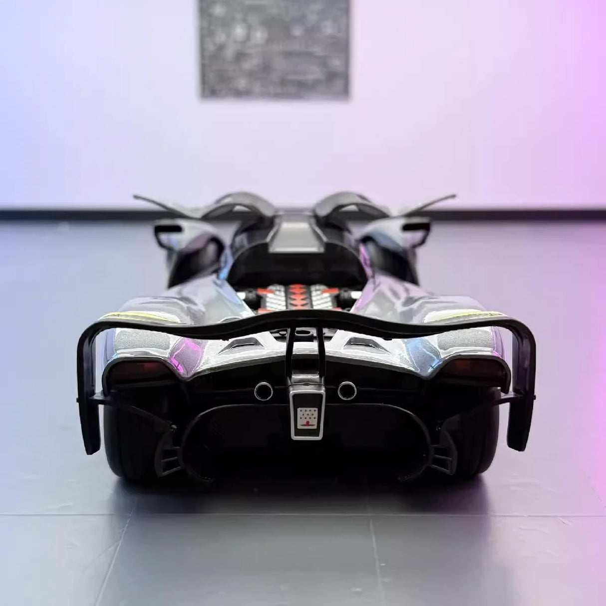 Aston Martin 2024 Valkyrie 1:24 – Modelo de exhibición de fundición a presión