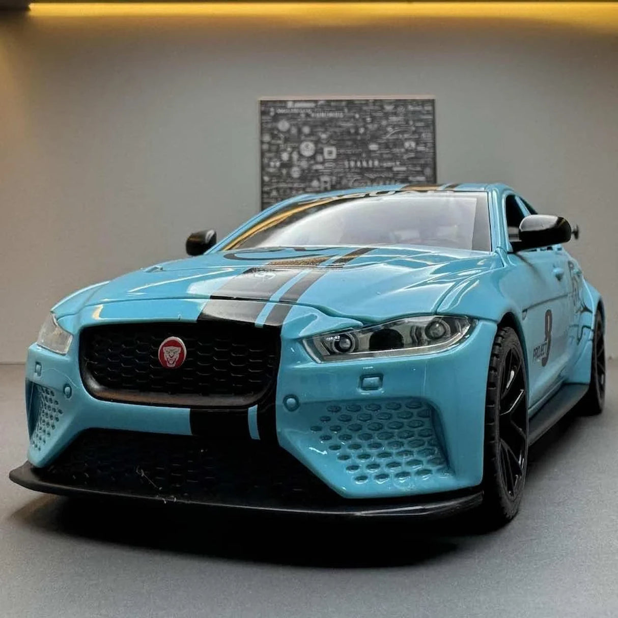 Jaguar 2017 XE SV Project 8 Blue 1:24 – Modelo de Exhibición de Fundición a Presión