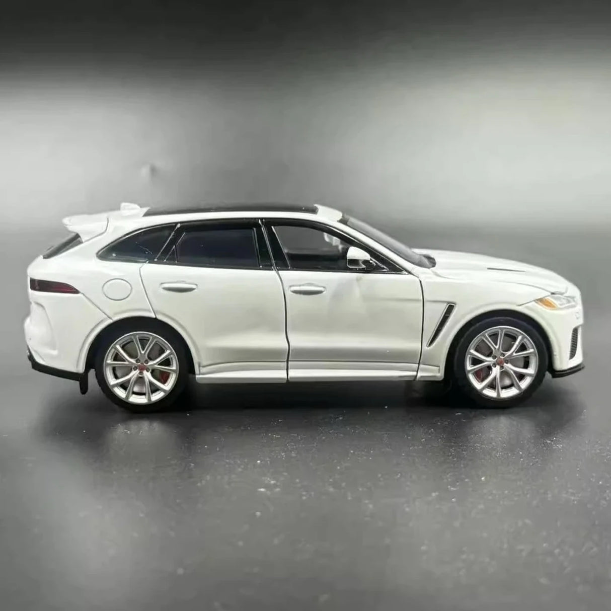 Jaguar 2017 F-PACE White 1:32 – model wyświetlacza odlewany