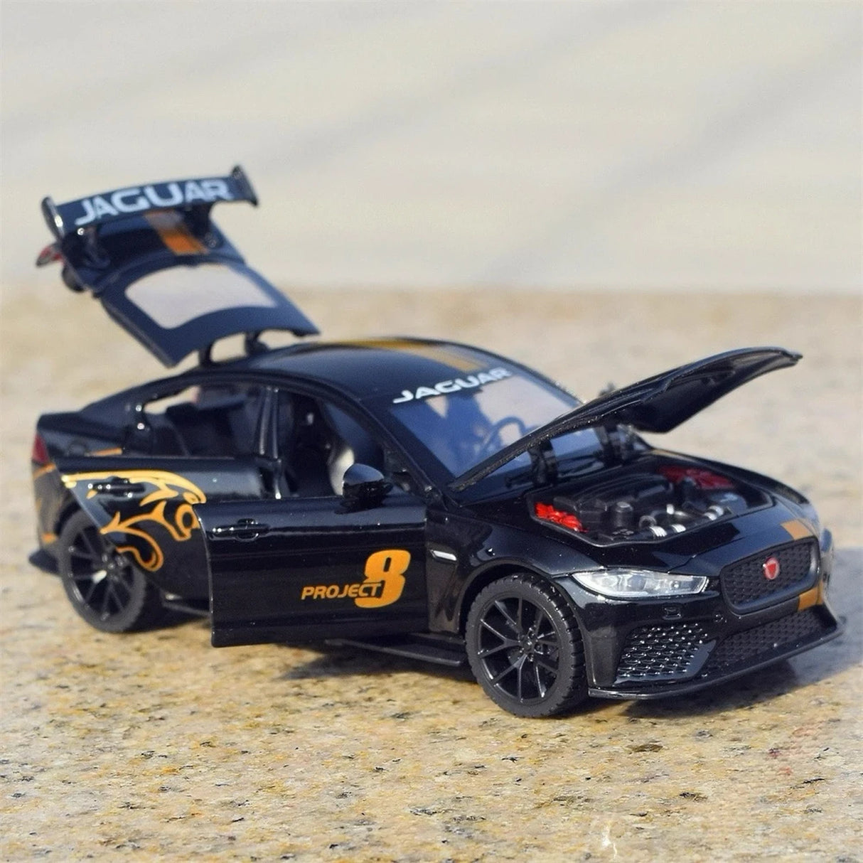 Jaguar 2017 XE SV Project 8 Black 1:32 – Modelo de Exhibición de Fundición a Presión