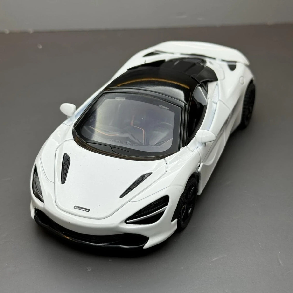 McLaren 2017 720S White 1:32 – Valuvalettu näyttömalli
