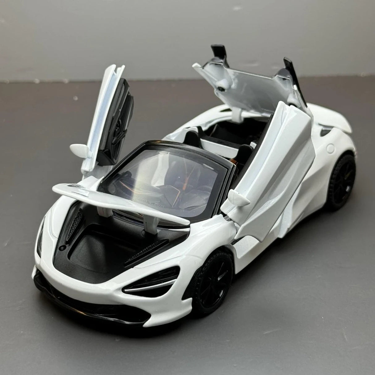 McLaren 2017 720S White 1:32 – Valuvalettu näyttömalli