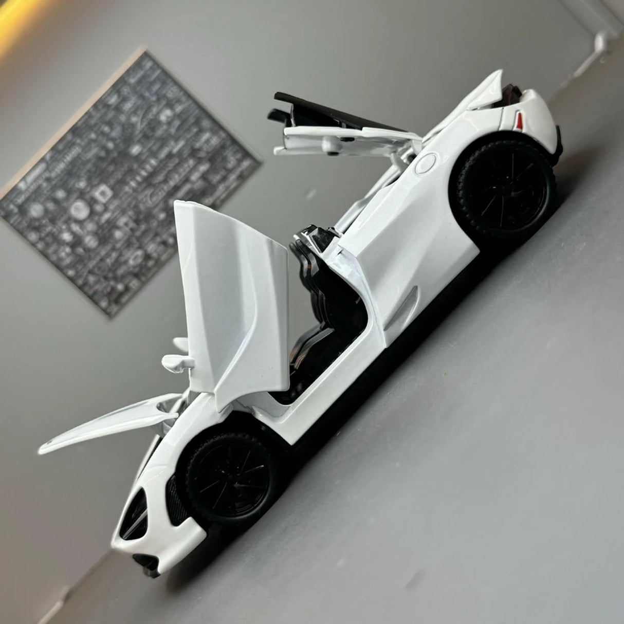 McLaren 2017 720S White 1:32 – Valuvalettu näyttömalli