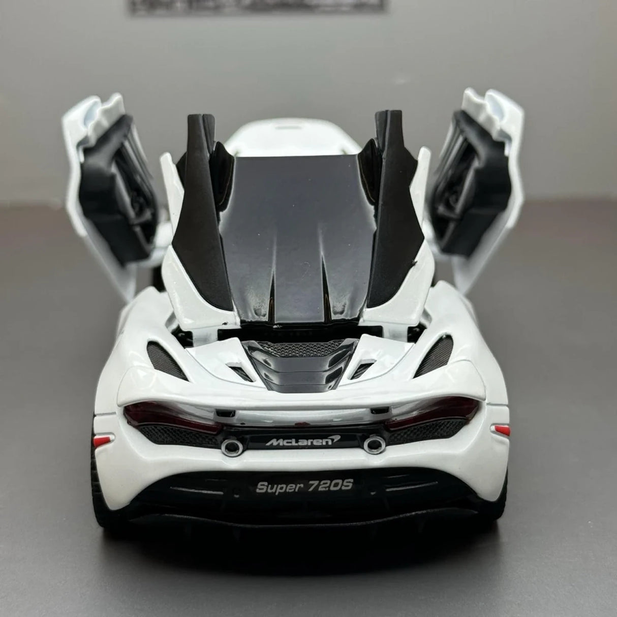 McLaren 2017 720S White 1:32 – Valuvalettu näyttömalli
