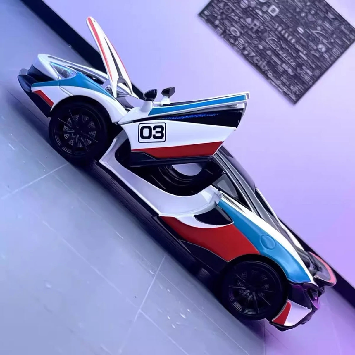 McLaren 2018 600LT #3 1:32 diecast display model - view 5