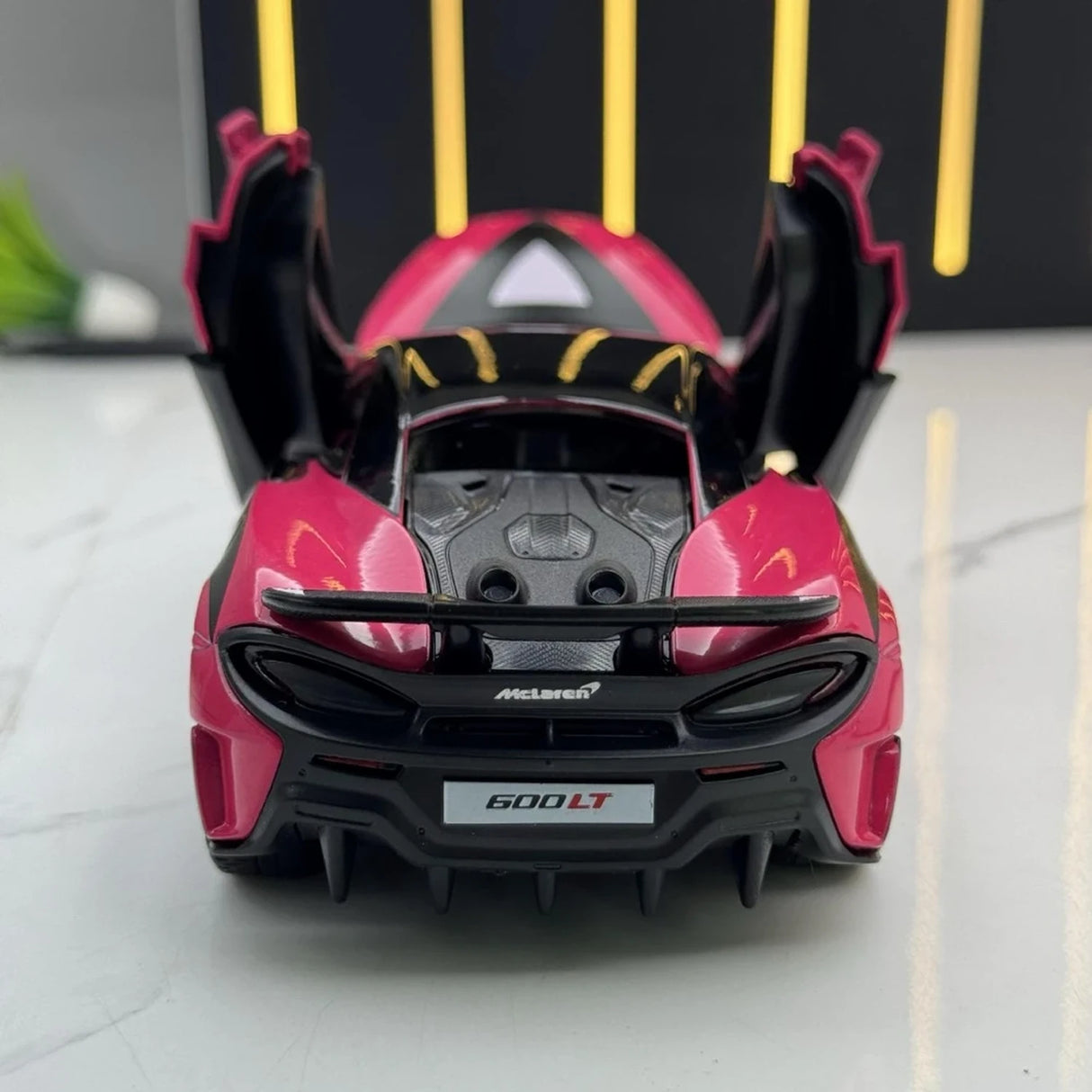 McLaren 2018 600LT #5 1:32 diecast display model - view 9
