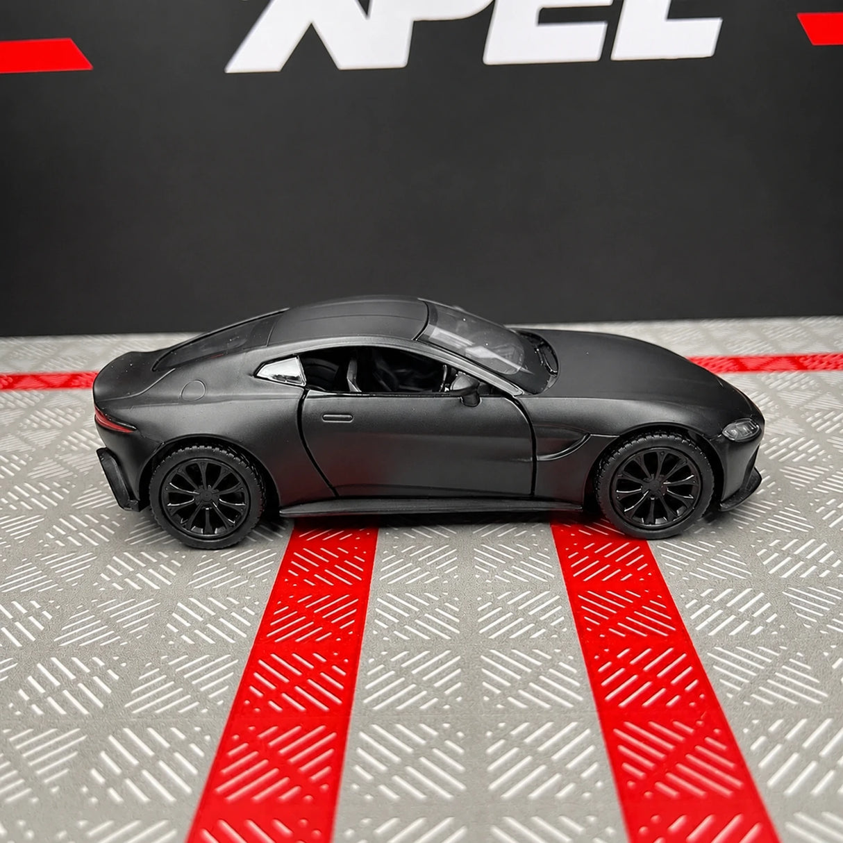 Aston Martin 2018 Vantage Black 1:36 – model wyświetlacza odlewany z odlewu