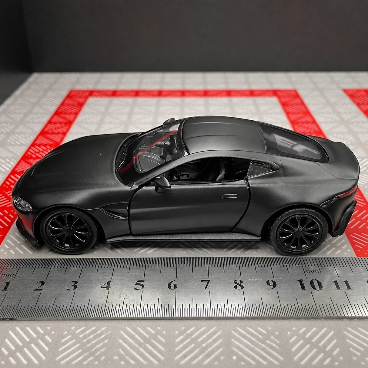 Aston Martin 2018 Vantage Black 1:36 – model wyświetlacza odlewany z odlewu
