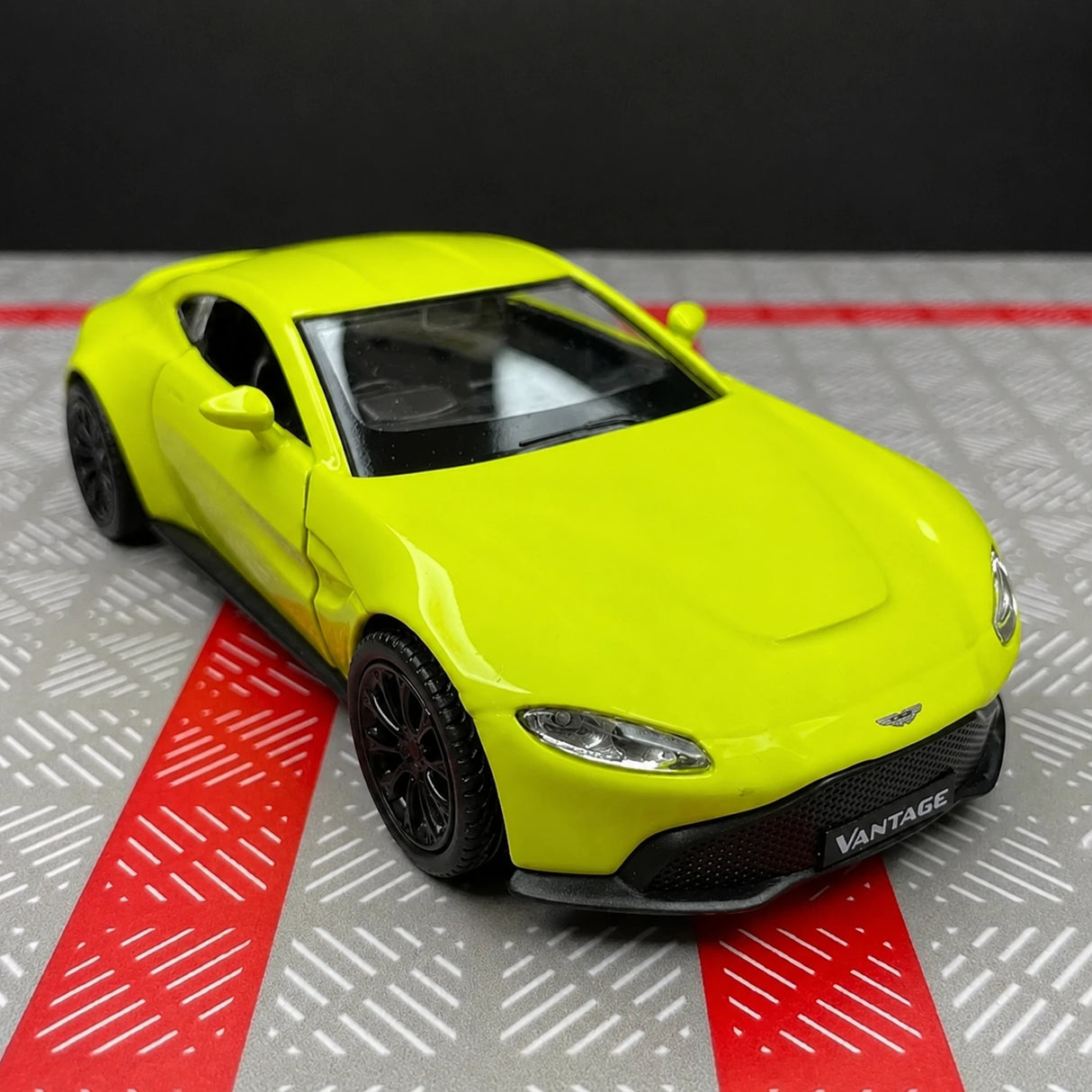 Aston Martin 2018 Vantage Green 1:36 – Modelo de Exhibición de Metal Cast