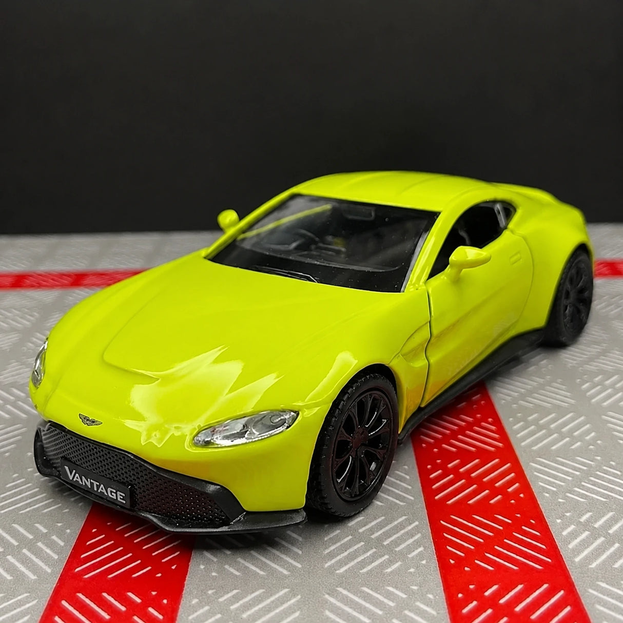 Aston Martin 2018 Vantage Green 1:36 – Modelo de Exhibición de Metal Cast