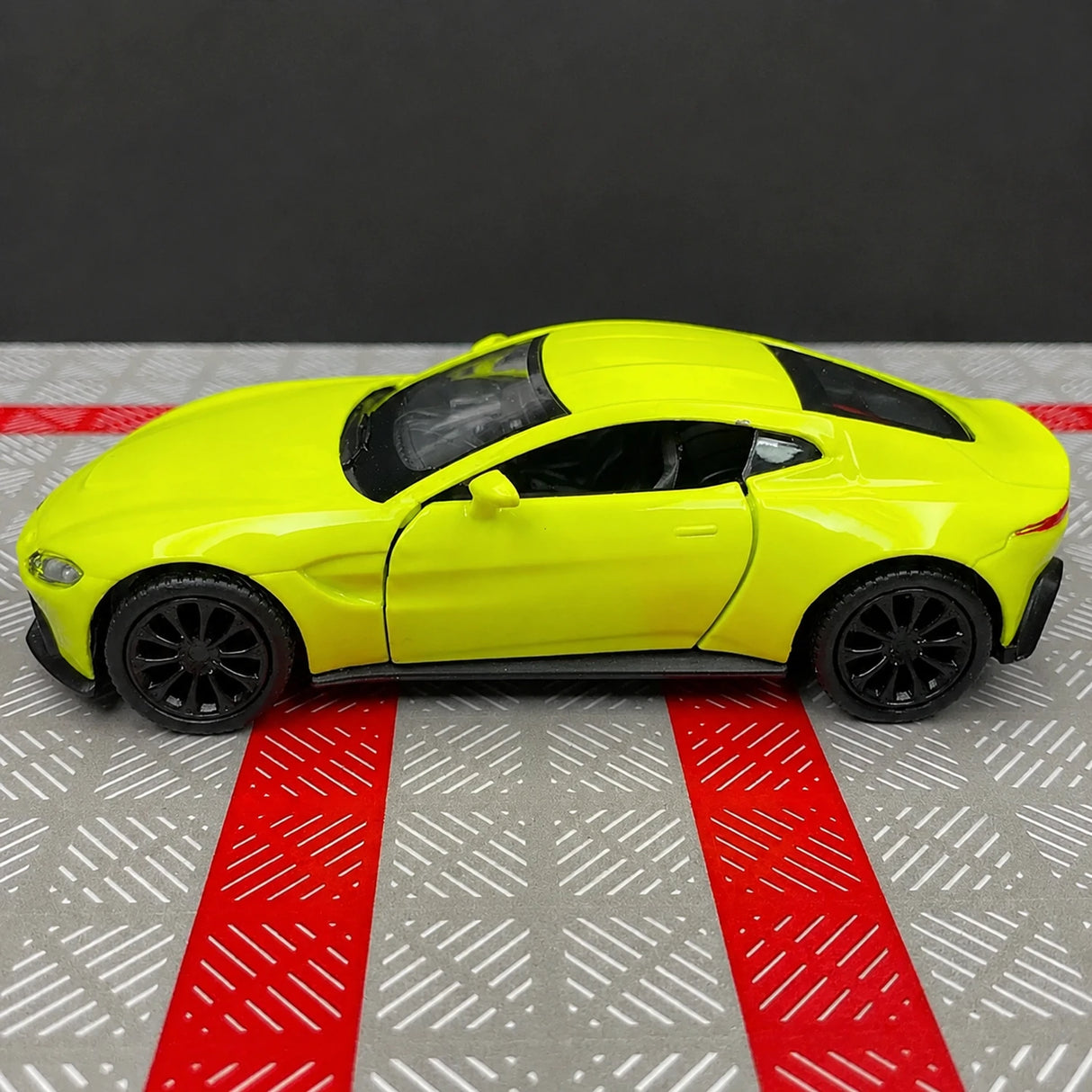 Aston Martin 2018 Vantage Green 1:36 – Modelo de Exhibición de Metal Cast