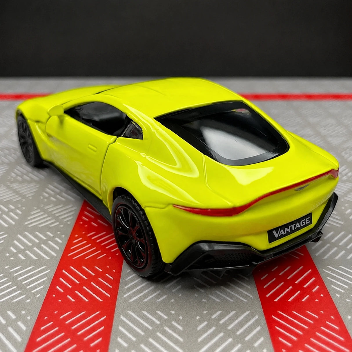 Aston Martin 2018 Vantage Green 1:36 – Modelo de Exhibición de Metal Cast