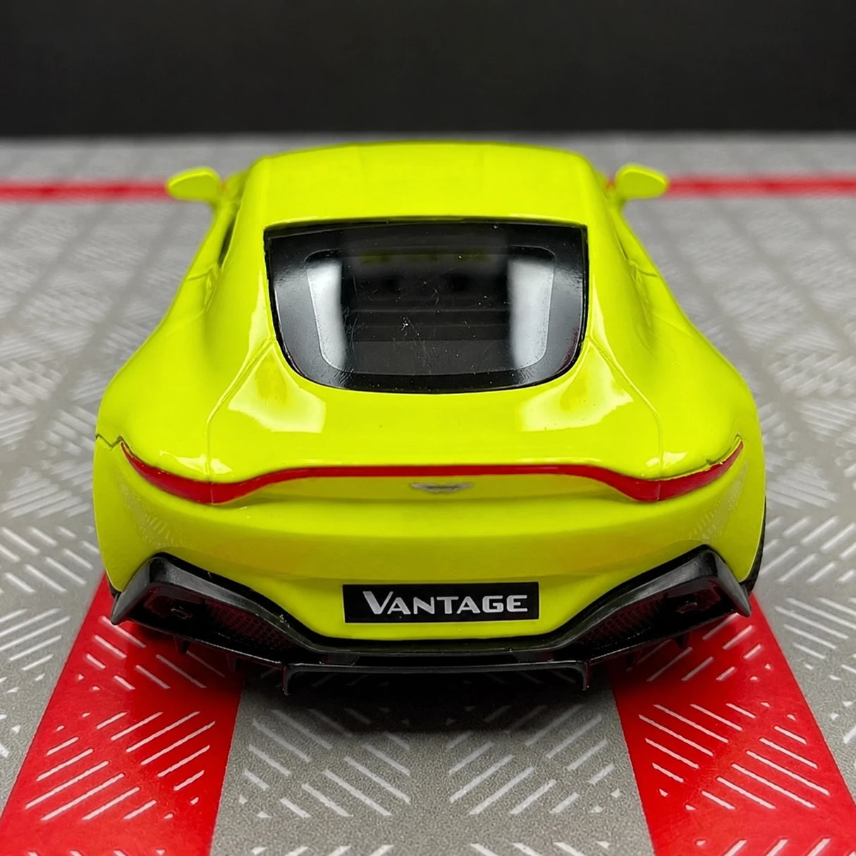 Aston Martin 2018 Vantage Green 1:36 – Modelo de Exhibición de Metal Cast