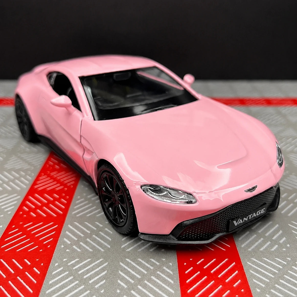 Aston Martin 2018 Vantage Pink 1:36 – Modelo de exhibición de fundición a presión