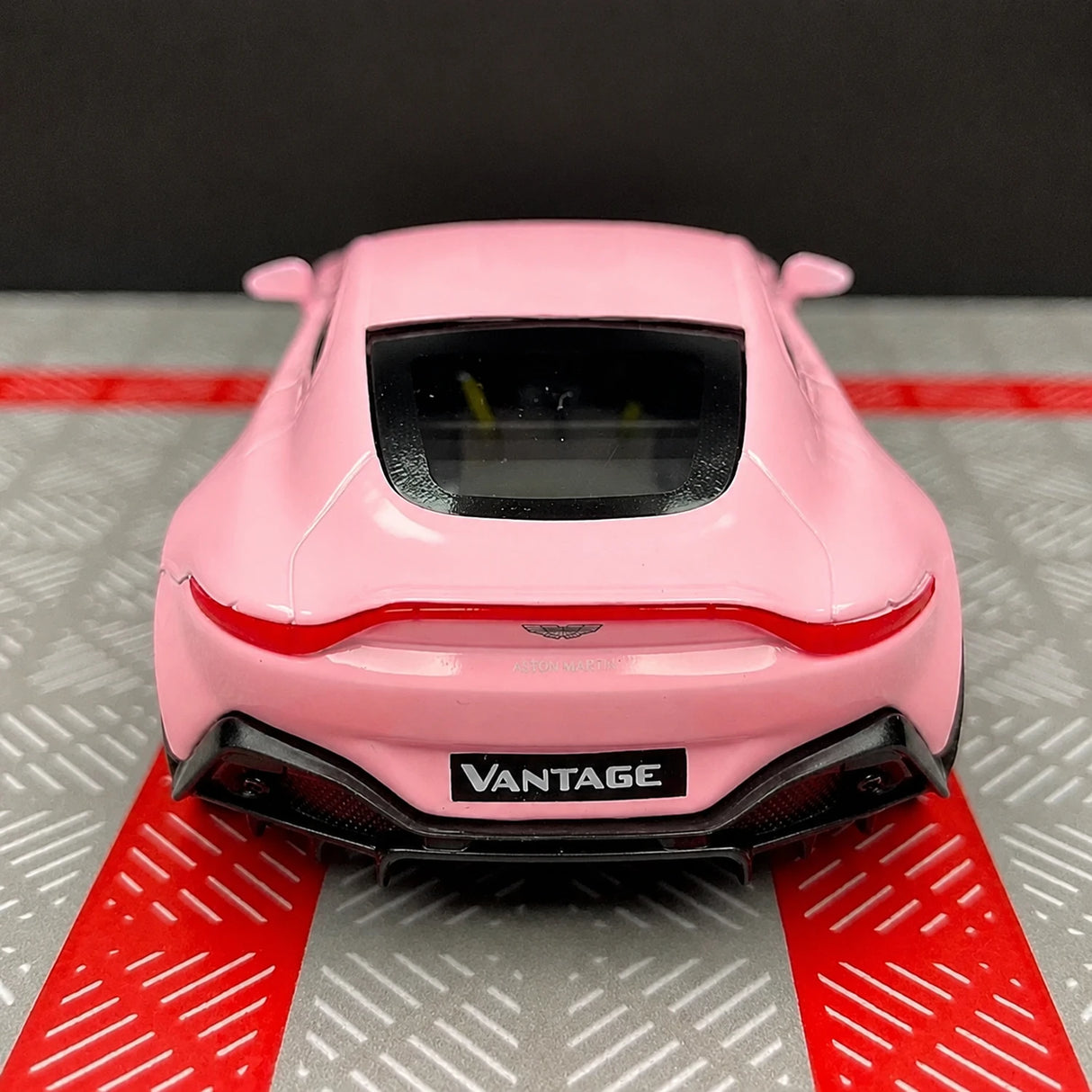 Aston Martin 2018 Vantage Pink 1:36 – Modelo de exhibición de fundición a presión