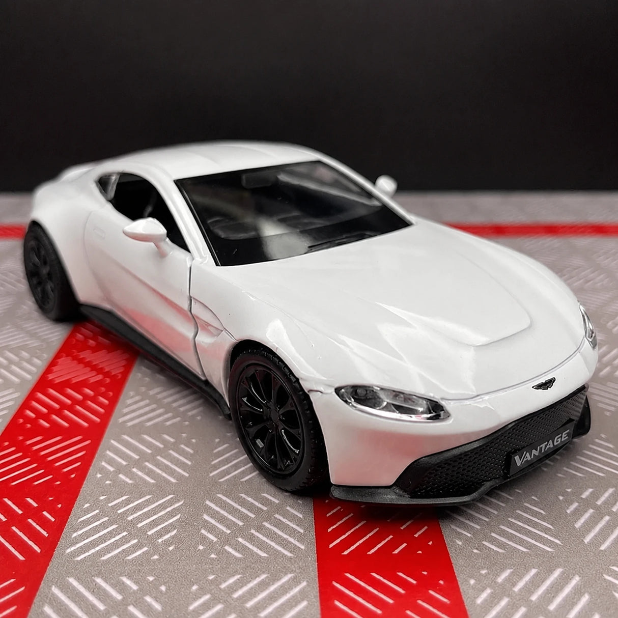 Aston Martin 2018 Vantage White 1:36 – Modelo de exhibición de fundición a presión