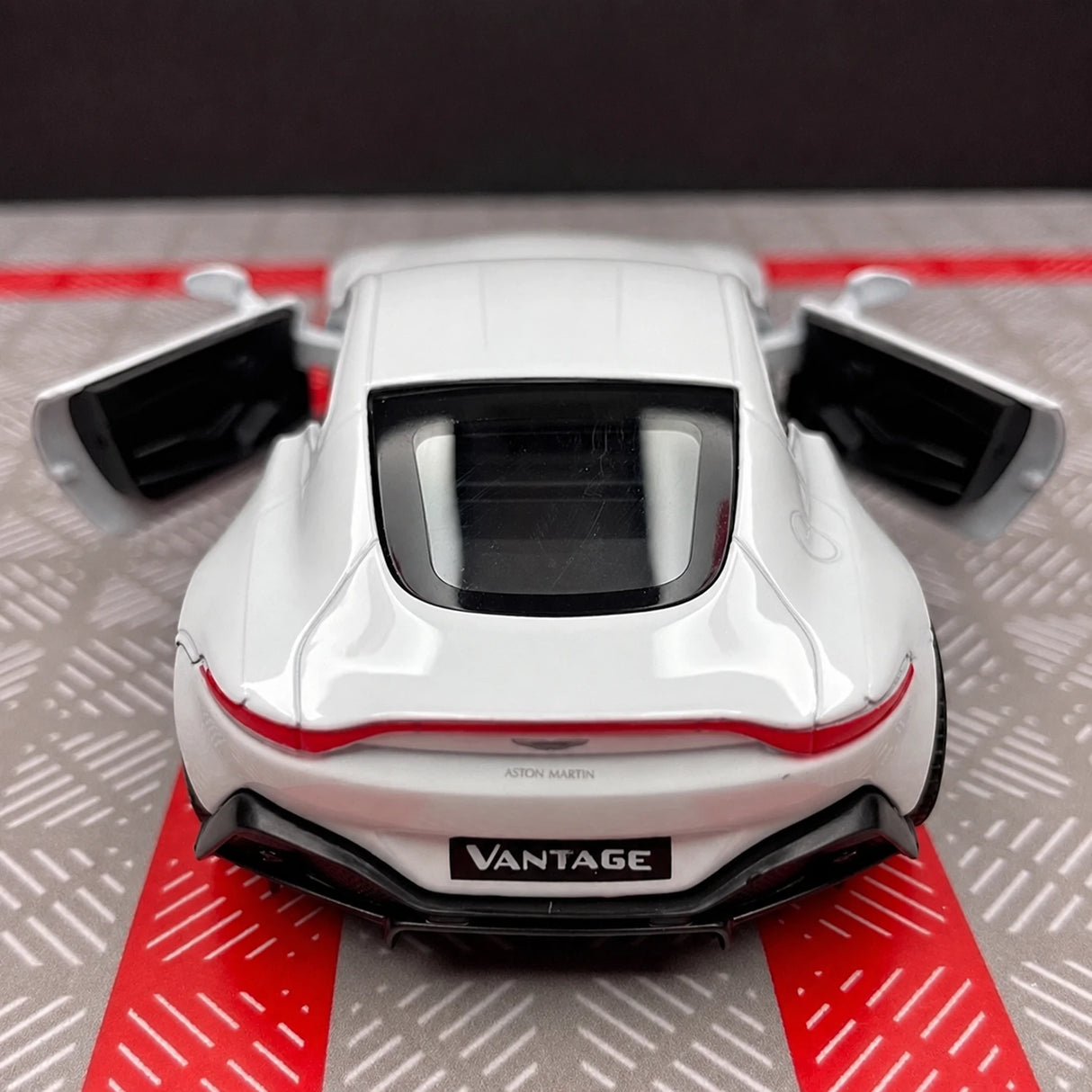 Aston Martin 2018 Vantage White 1:36 – Modelo de exhibición de fundición a presión