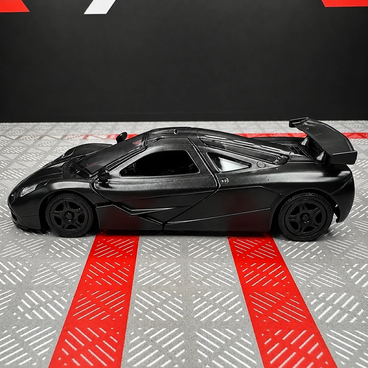 McLaren 1995 F1 XP5 Black 1:36 – Diecast Display Model Die-Cast