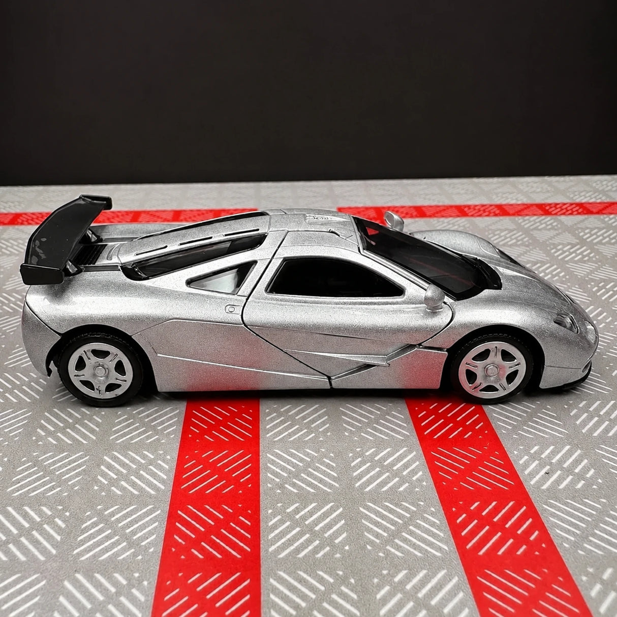 McLaren 1995 F1 XP5 فضي 1:36 – نموذج عرض معدني مصبوب