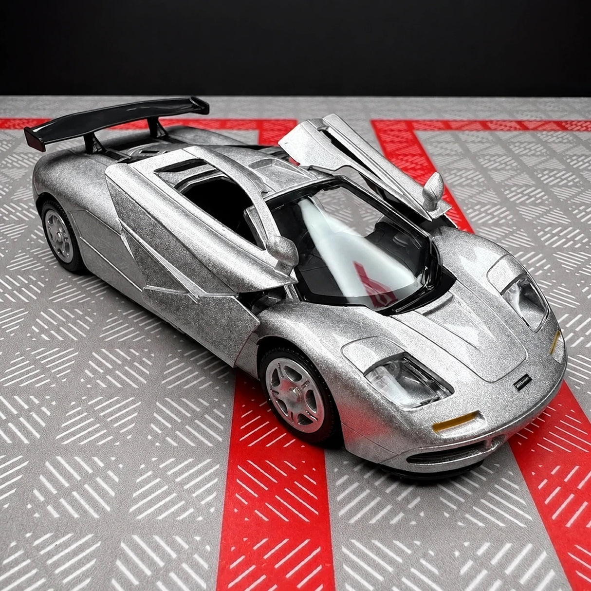 McLaren 1995 F1 XP5 فضي 1:36 – نموذج عرض معدني مصبوب
