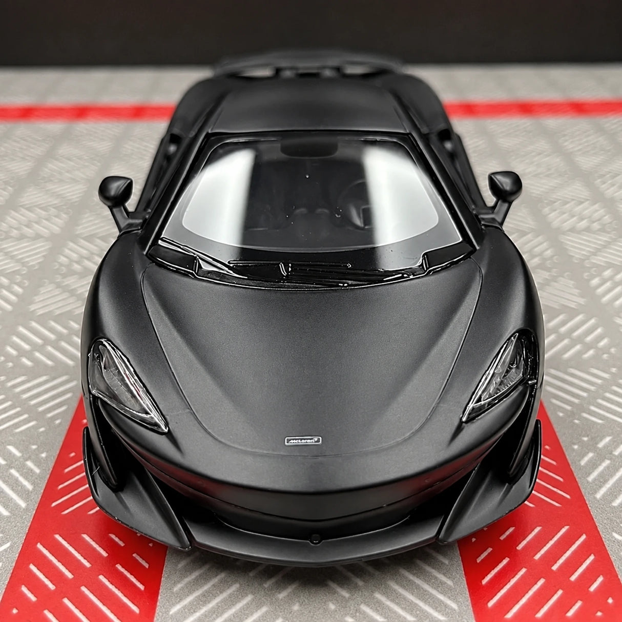 McLaren 2015 600LT preto 1:36 – modelo de exposição em metal fundido