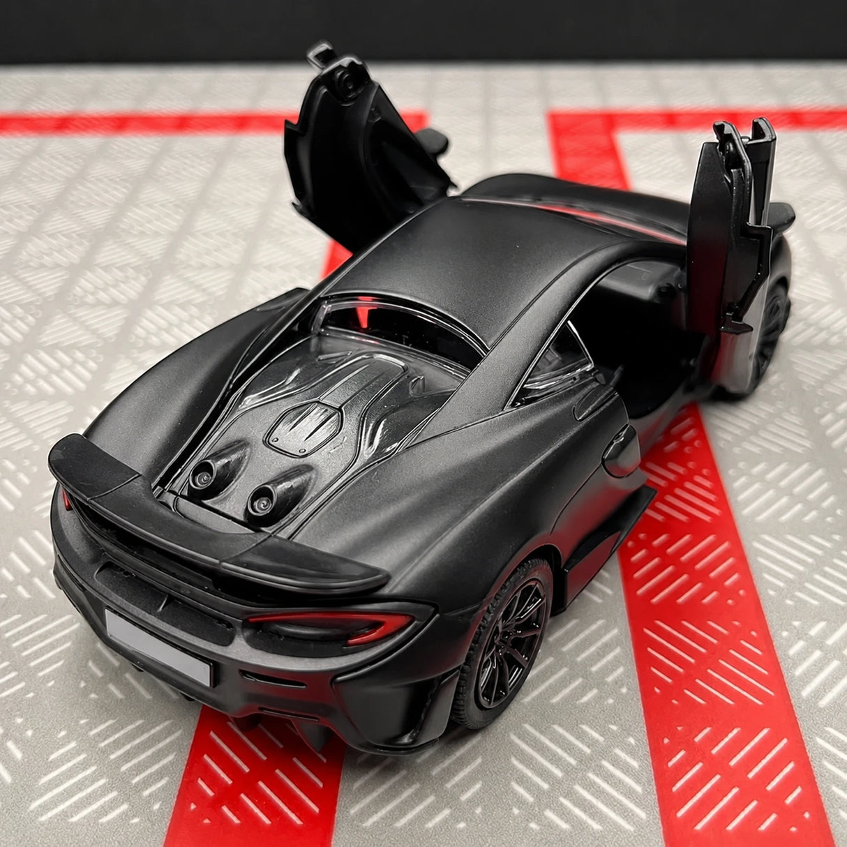 McLaren 2015 600LT preto 1:36 – modelo de exposição em metal fundido