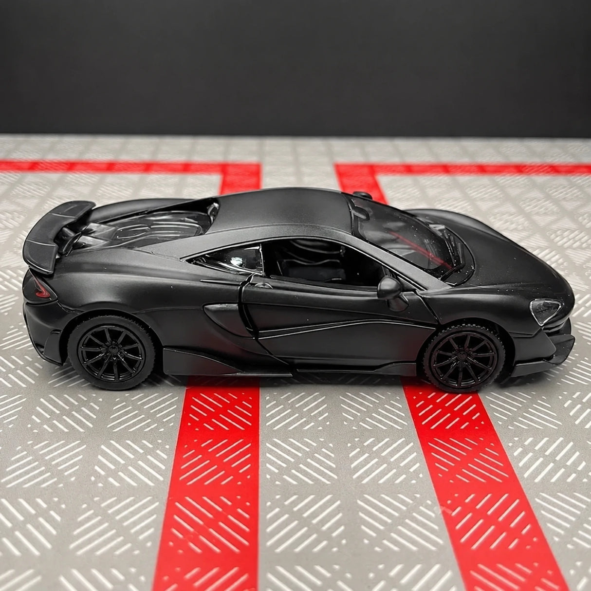 McLaren 2015 600LT preto 1:36 – modelo de exposição em metal fundido