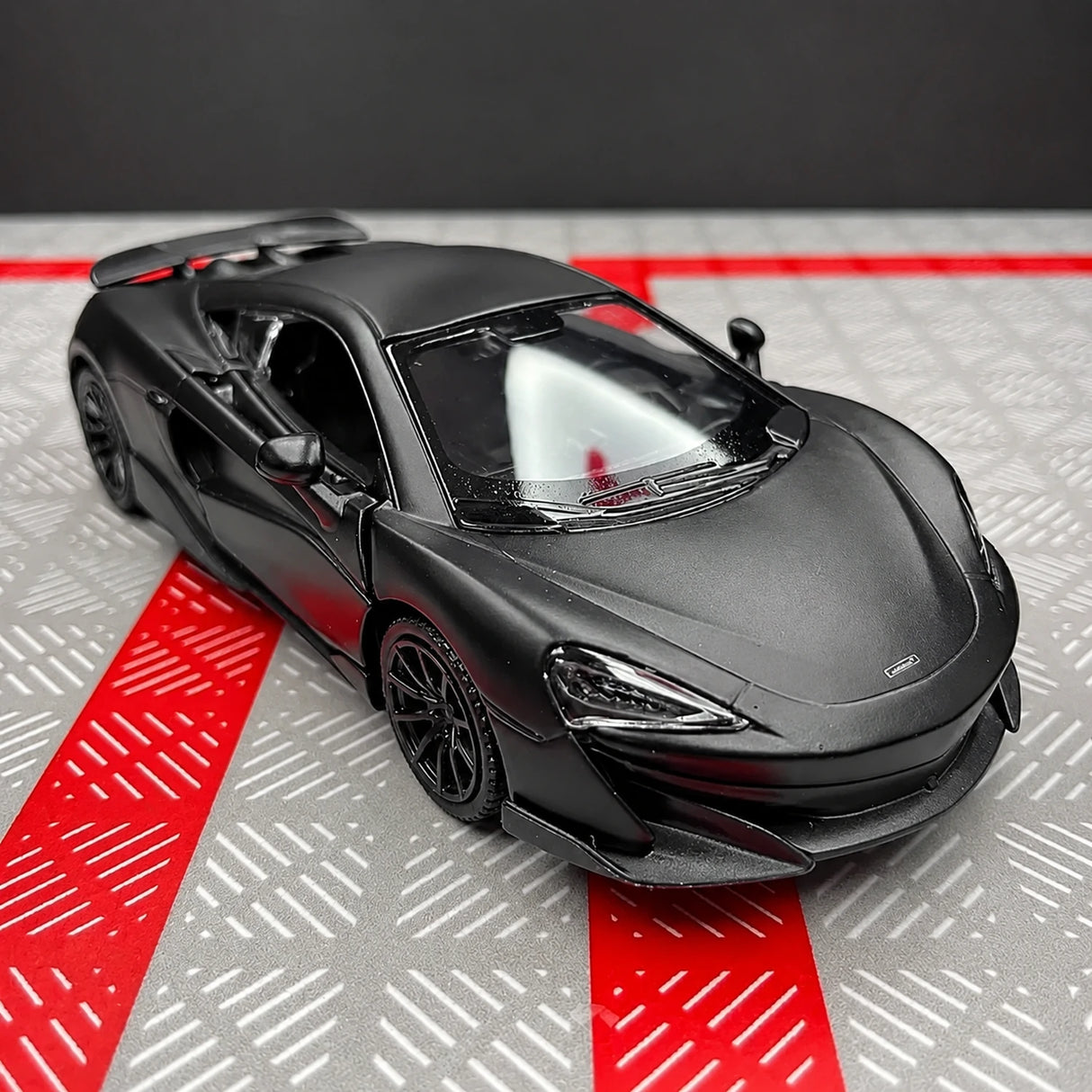 McLaren 2015 600LT preto 1:36 – modelo de exposição em metal fundido