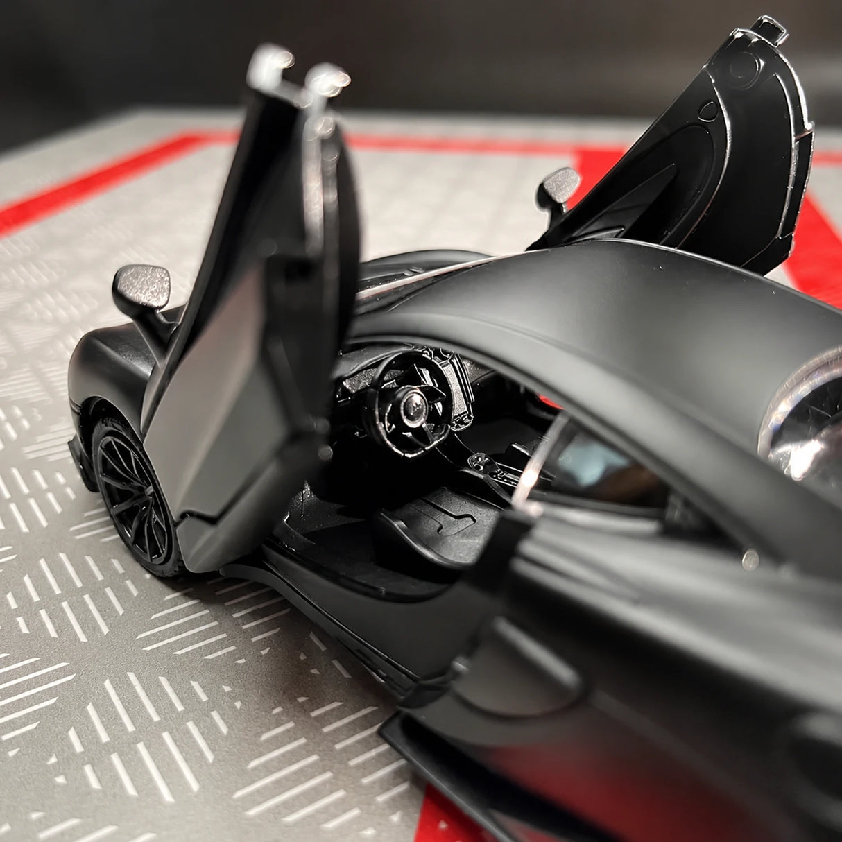 McLaren 2015 600LT preto 1:36 – modelo de exposição em metal fundido