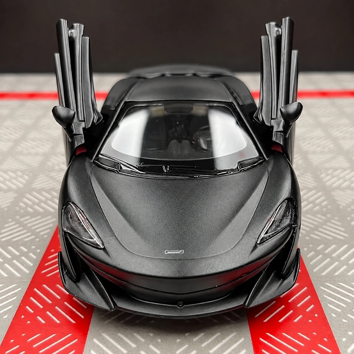 McLaren 2015 600LT preto 1:36 – modelo de exposição em metal fundido