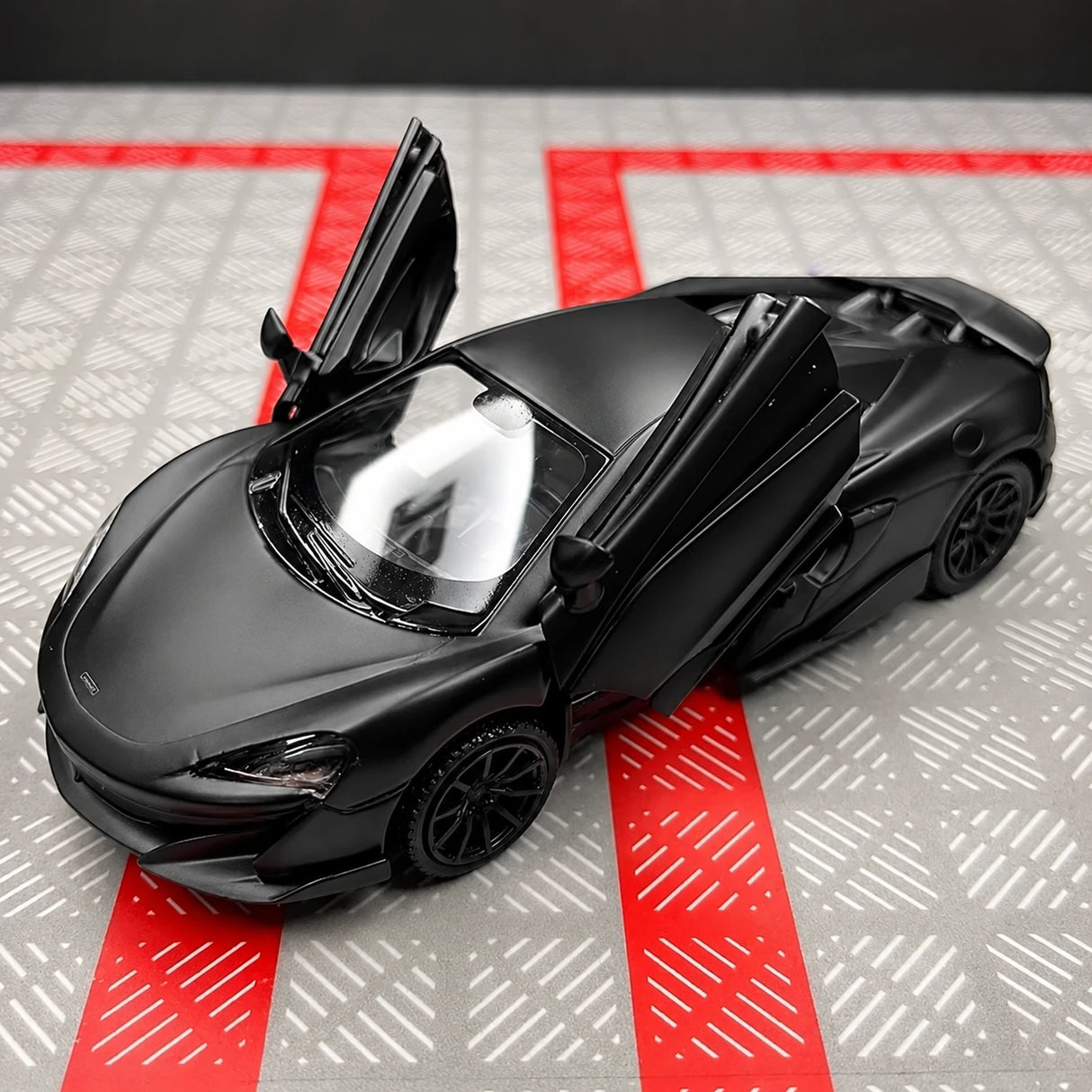 McLaren 2015 600LT preto 1:36 – modelo de exposição em metal fundido