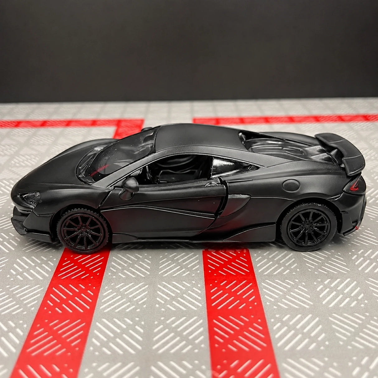 McLaren 2015 600LT preto 1:36 – modelo de exposição em metal fundido
