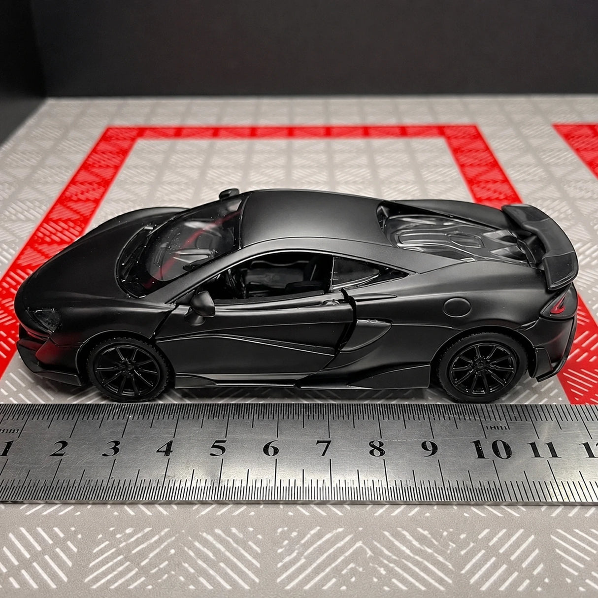 McLaren 2015 600LT preto 1:36 – modelo de exposição em metal fundido