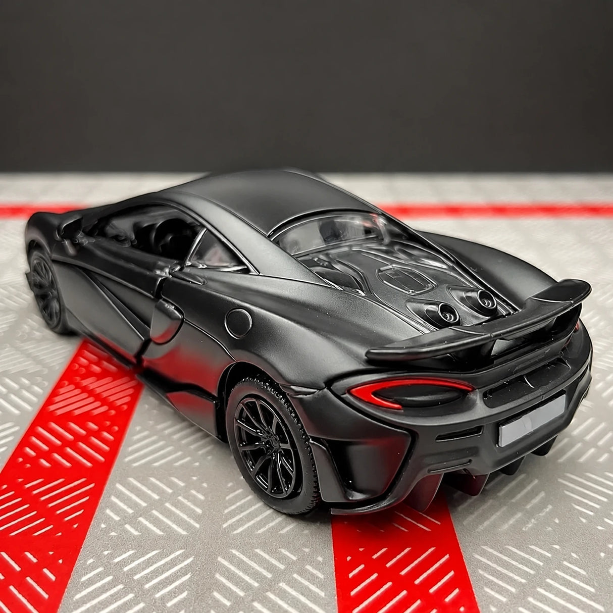 McLaren 2015 600LT preto 1:36 – modelo de exposição em metal fundido