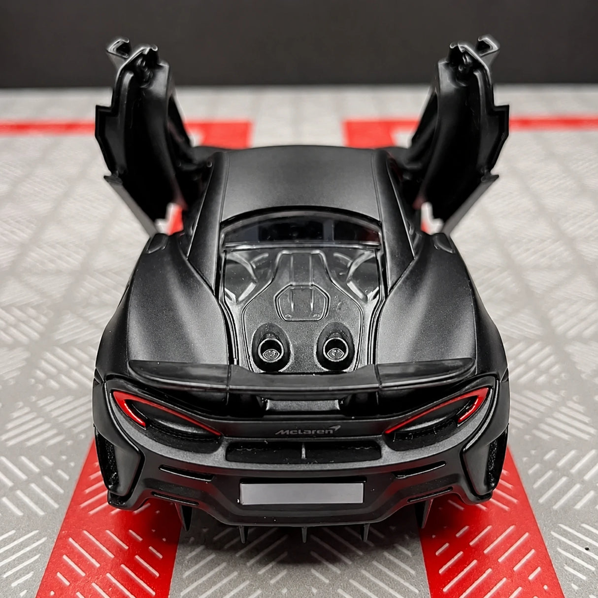 McLaren 2015 600LT preto 1:36 – modelo de exposição em metal fundido