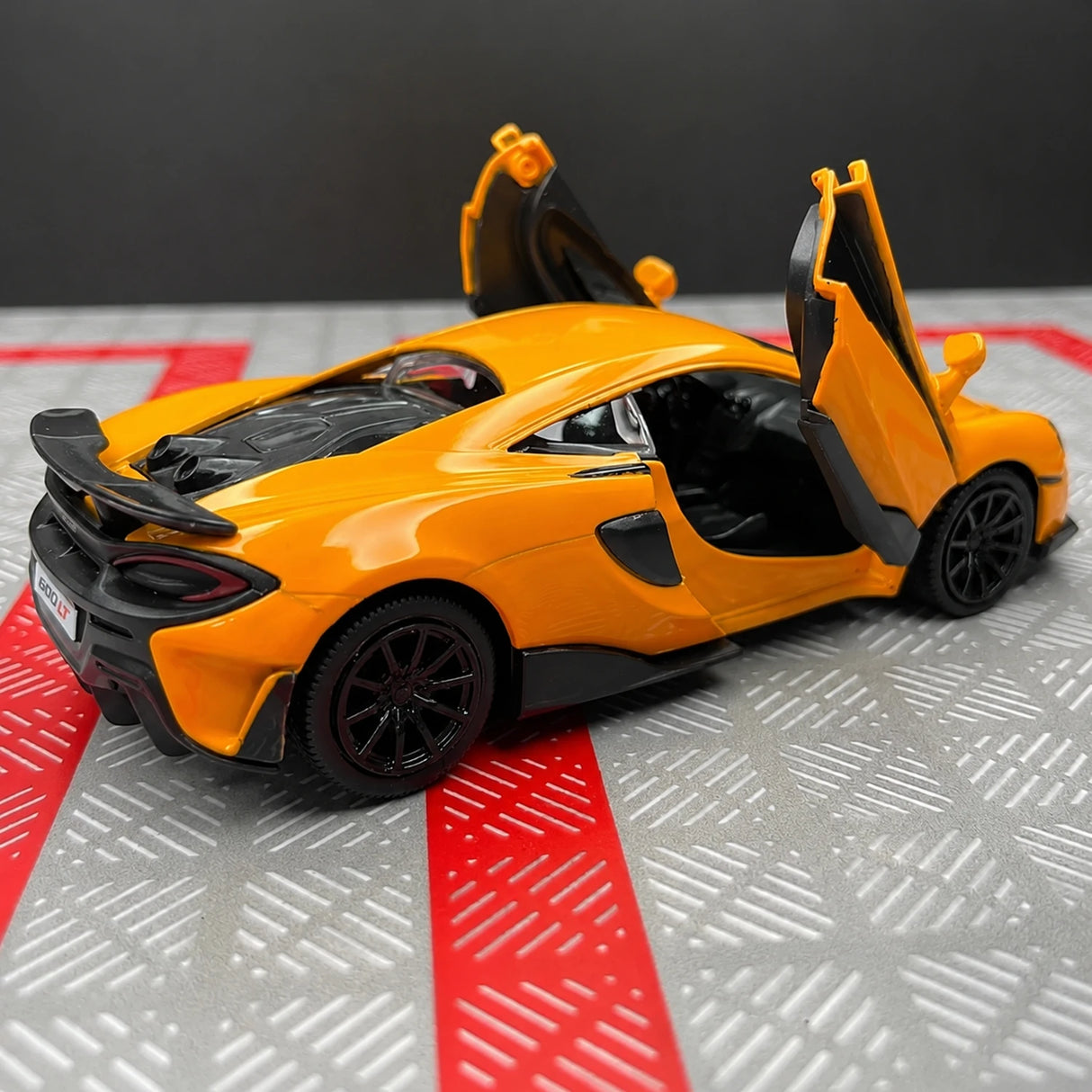 McLaren 2015 600LT Orange 1:36 – Diecast Display Model Die-Cast