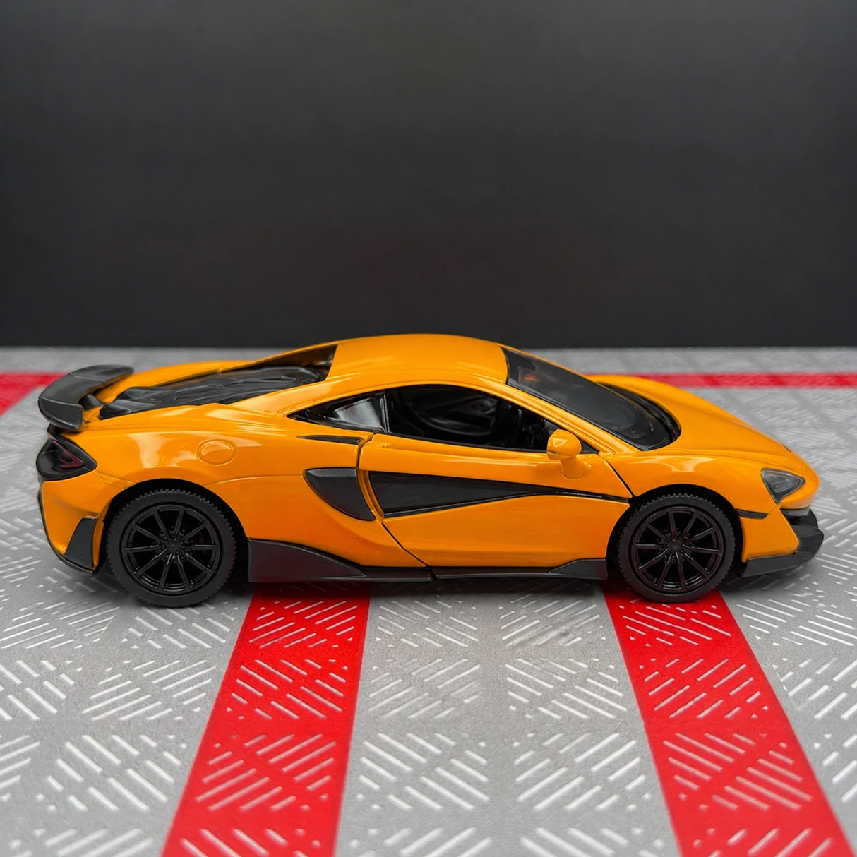 McLaren 2015 600LT Orange 1:36 – Diecast Display Model Die-Cast