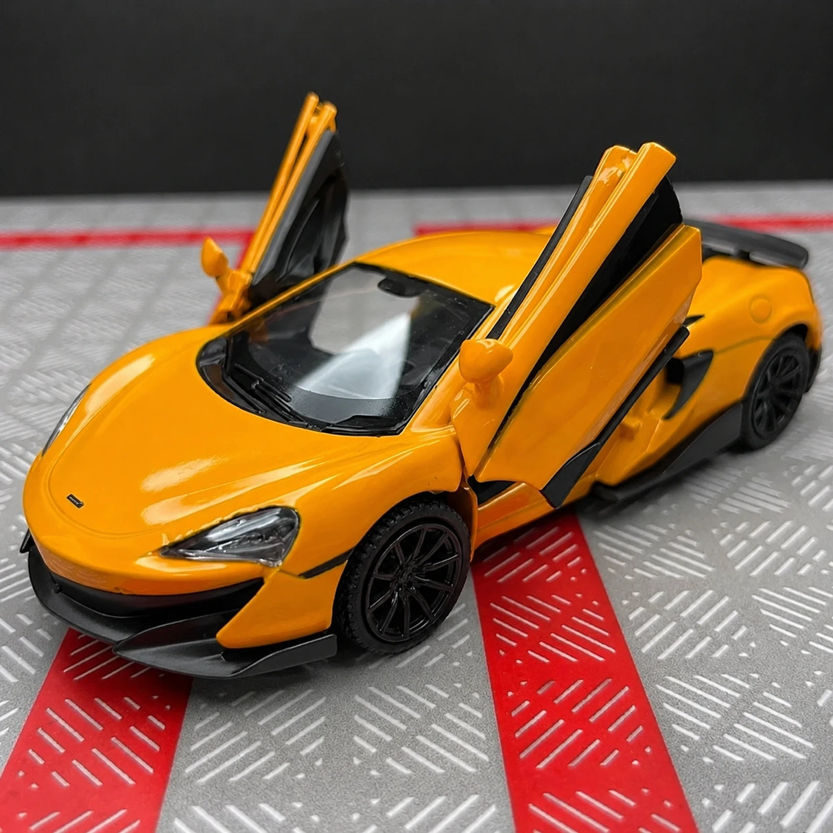 McLaren 2015 600LT Orange 1:36 – Diecast Display Model Die-Cast